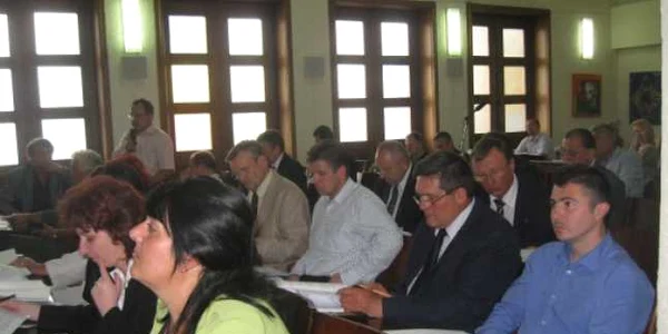 Consilierul Ioan Fărcaş (cămaşă albastră) a fost amendat de Poliţia Locală 