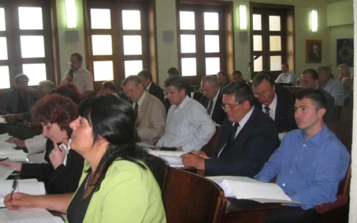 Consilierul Ioan Fărcaş (cămaşă albastră) a fost amendat de Poliţia Locală