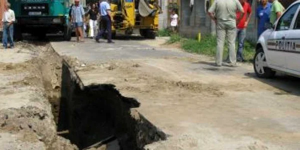 Doi muncitori au fost îngropaţi sub pământ