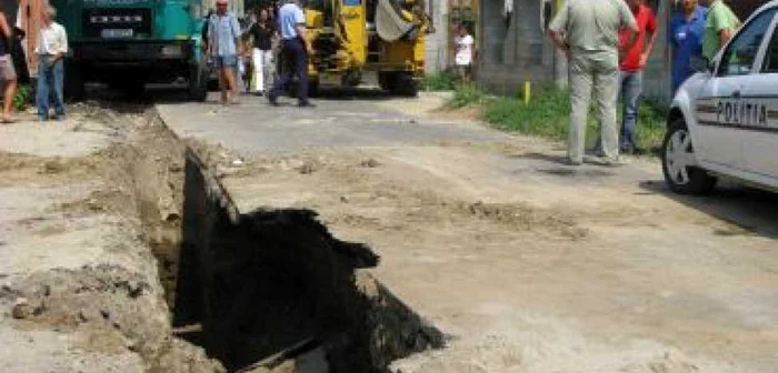 Doi muncitori au fost îngropaţi sub pământ