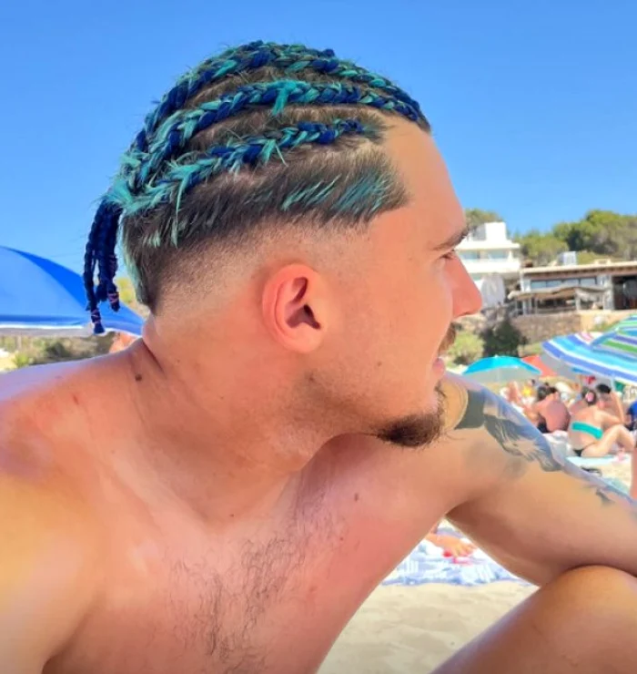 Andri Rațiu, cu un nou look pe plaja din Ibiza