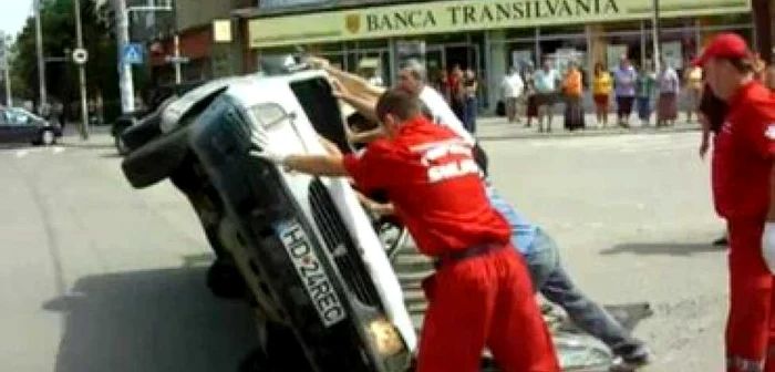 Hunedoara: VIDEO Accident spectaculos într-o intersecţie din Hunedoara