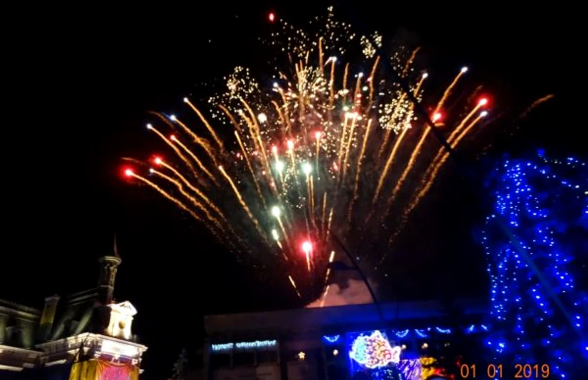 Focurile de artificii au marcat începutul noului an la Botoşani FOTO Marius Constantin Lupu