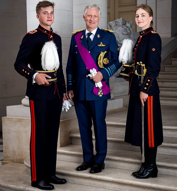 Prințesa Elisabeta a Belgiei, Prințul Gabriel și Regele Philippe în uniforma militară. FOTO: Casa Regală