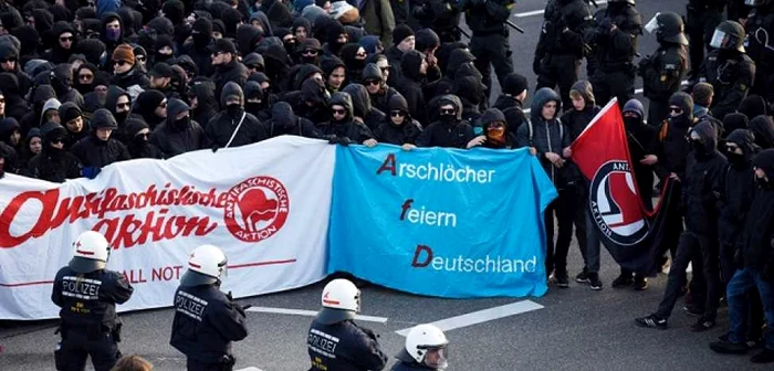 400 de oameni au fost 
arestaţi în urma unui protest de extremă-stângă din Stuttgart. FOTO Reuters