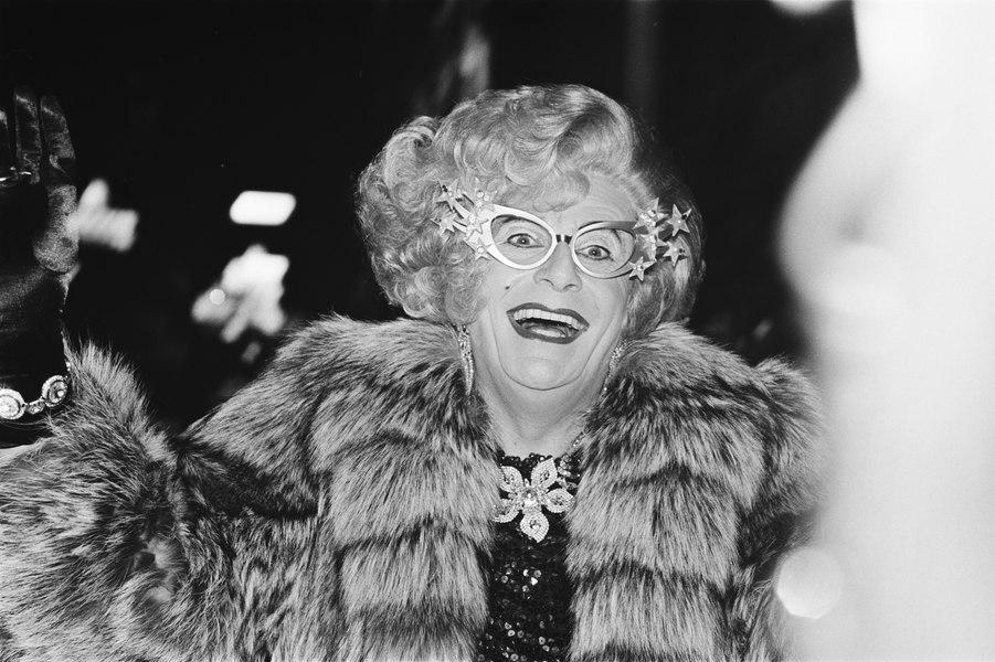 Actorul Barry Humphries, cunoscut pentru personajul Dame Edna, a murit la vârsta de 89 de ani VIDEO