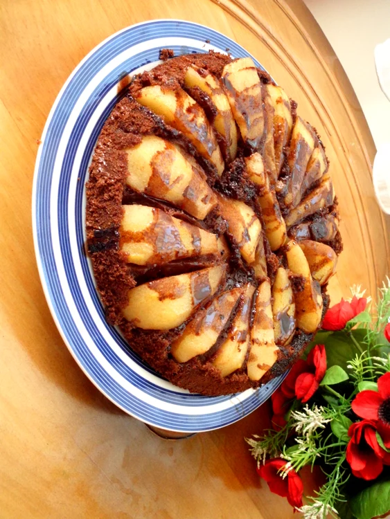 
    Prăjitură cu ciocolată şi pere  