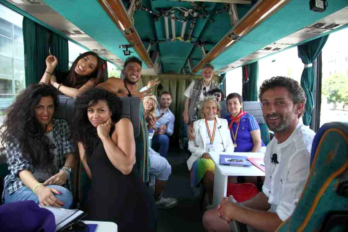 Concurenţii petrec vara în autocar şi înfruntă tot felul de probe în timpul periplului prin România