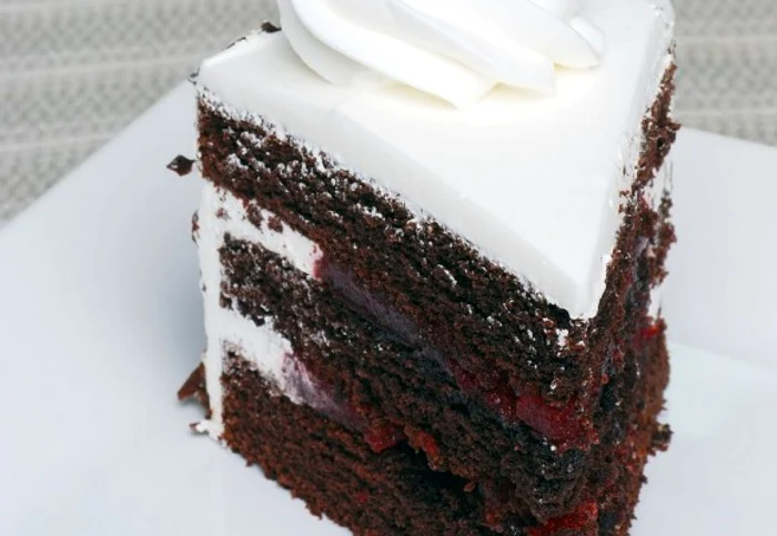 E unul dintre cela mai delicioase torturi, cu multa cacao, frisca si fructeclickpoftabuna.ro