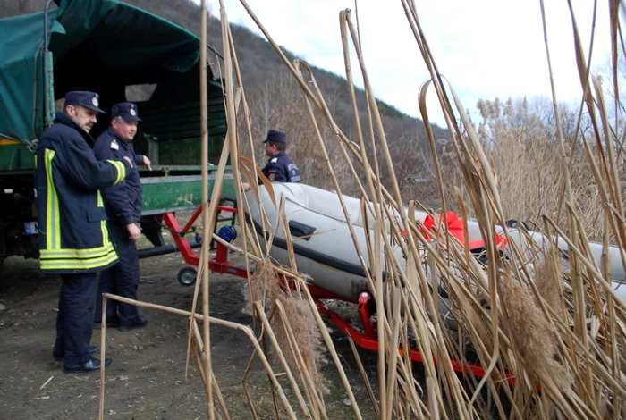 Pompierii au folosit o barcă pneumatică pentru a căuta femeia înecată. FOTO:ISU Hunedoara.