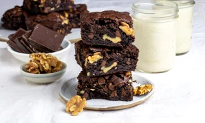 Negresa cu ciocolata si nuci Sursa foto shutterstock 2292278167 jpg