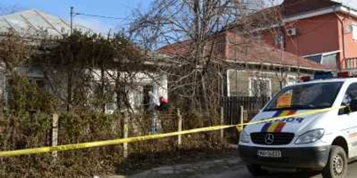 Criminaliştii fac cercetări la faţa locului FOTO Simona Voicu