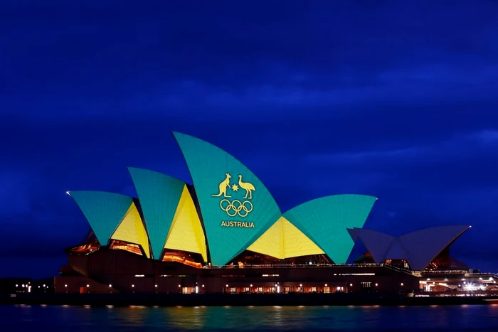 Opera House din Sidney este luminată în culorile verde şi galben pentru a marca începerea Jocurilor Olimpice de la Rio de Janeiro. FOTO Guliver/Gettyimages/Brendon Thorne