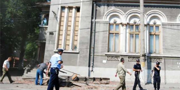 Acoperişul Centrului Militar, demolat de pompieri