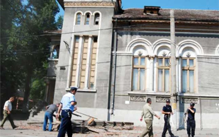 Acoperişul Centrului Militar, demolat de pompieri