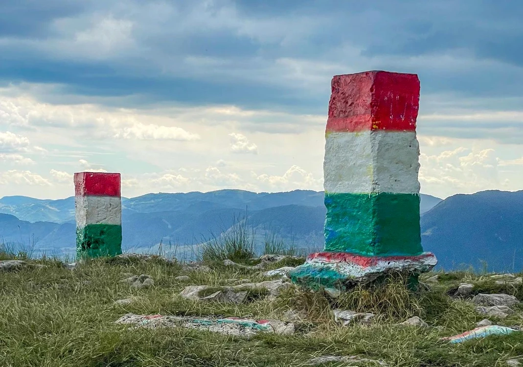 Cele două borne vopsite în culorile naționale maghiare FOTO Facebook/ bluedot