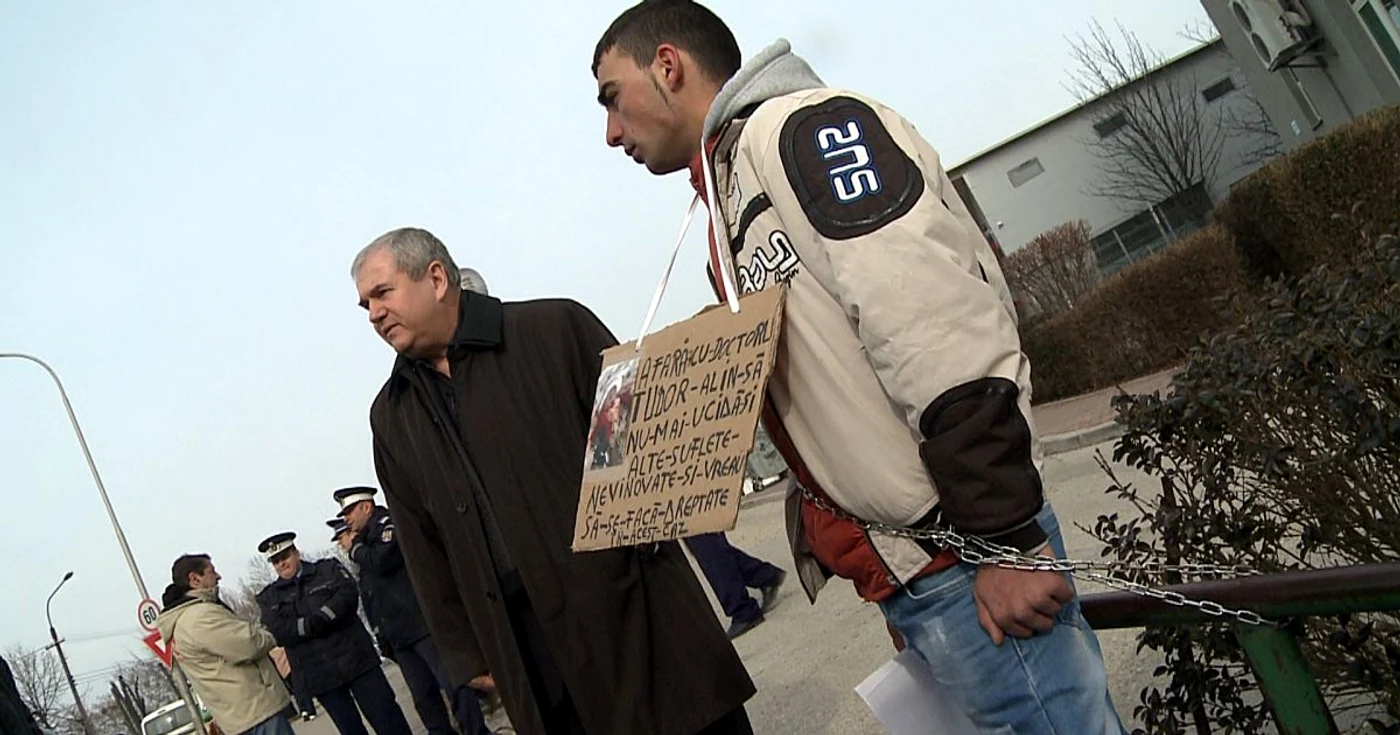 Tanarul legat cu un lanţ de gardul clinicii. FOTO Laurenţiu Ionescu
