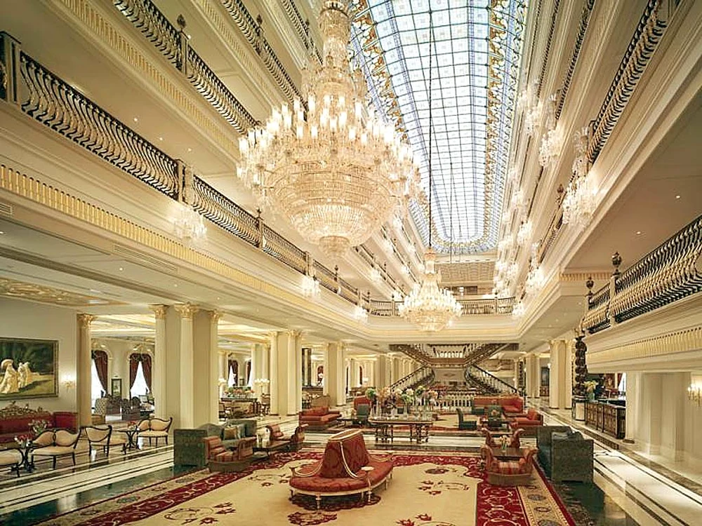 Holul de la intrarea în hotel este tot îmbrăcat în marmură şi este luminat ca ziua