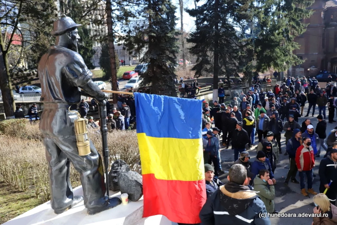 Statuia minerilor din fața sediului companiei miniere din Petroșani. Foto: Daniel Guță. ADEVĂRUL