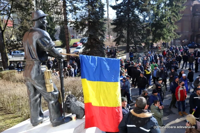 Statuia minerului din curtea Complexului Energetic Hunedoara. Foto: Daniel Guță