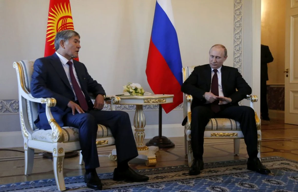 Preşedintele Kîrgîzstanului Almazbek Atambaiev s-a întâlnit cu liderul de la Kremlin la Sankt Petersburg