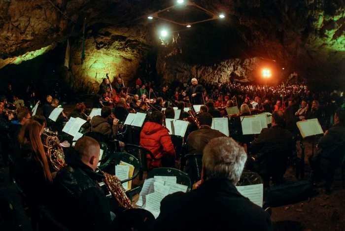 Concert în Peştera Româneşti