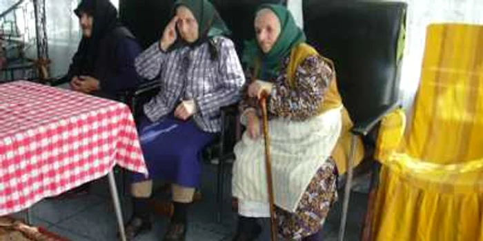 Bătrânii au primit cadouri şi au fost colindaţi (foto arhivă)