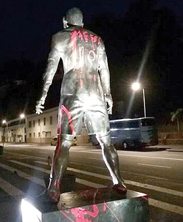 Statuia a fost murdărită cu vopsea