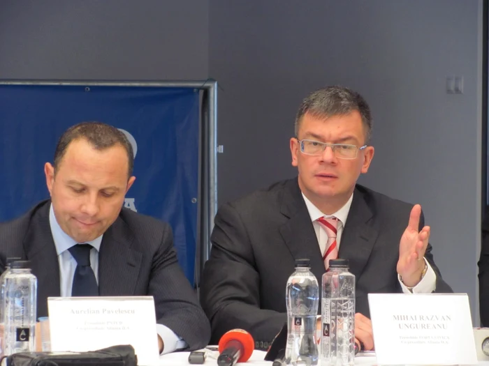 MRU la Cluj. În stânga imaginii este Aurelian Pavelescu, preşedinteşe PNŢCD FOTO: Florina Pop