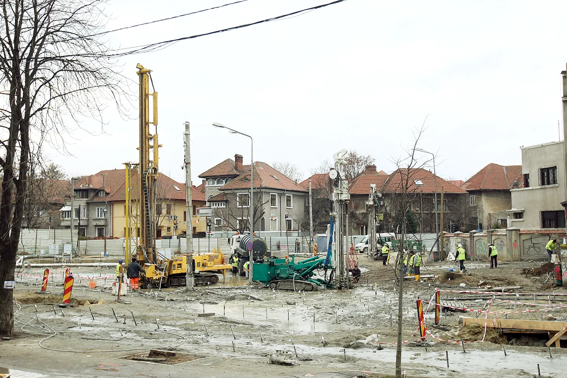 
    Intersecția de la Eroilor  este acum un imens șantier  