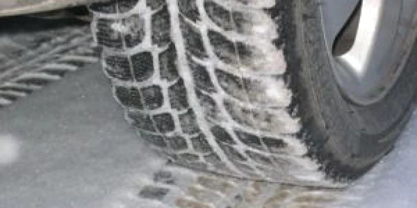 Cauciucurile de iarnă, obligatorii pentru toţi conducătorii auto 