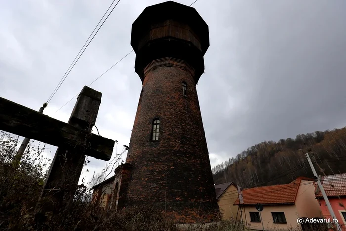 Castelul de apă înfruntă trecerea timpului 