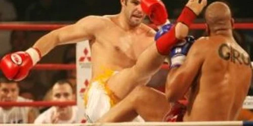 Daniel Ghiţă (stânga) se pregăteşte pentru meciul cu Badr Hari