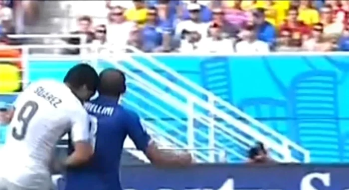 Luis Suarez îl muşcă de umăr pe Chiellini