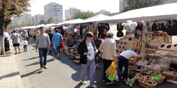 Sute de comercianţi din toată ţara au luat cu asalt centrul oraşului pe tot parcursul derulării festivalului de la Slatina