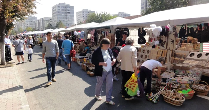 Sute de comercianţi din toată ţara au luat cu asalt centrul oraşului pe tot parcursul derulării festivalului de la Slatina