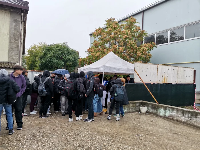 Adolescenții au stat la rând pentru a face donații FOTO: Alina Mitran
