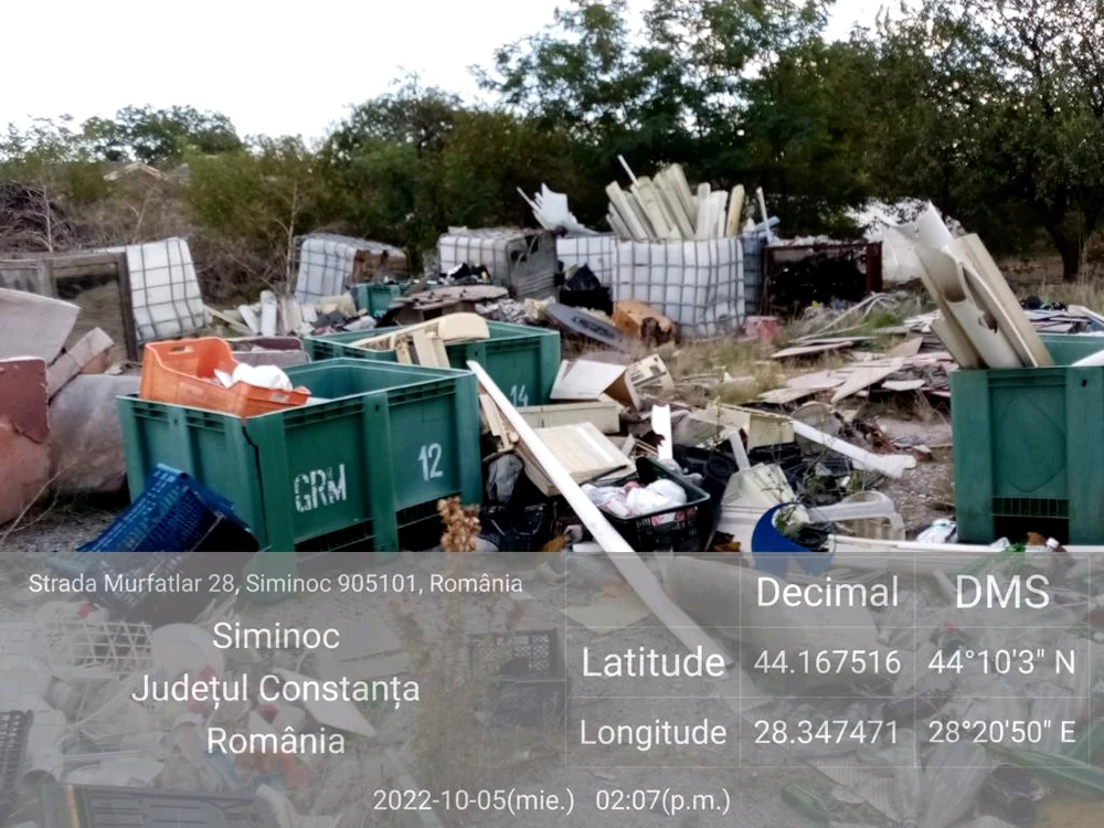 Deșeuri abandonate în satul Siminoc FOTO: Garda de Mediu Constanța
