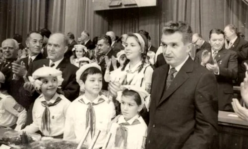 Amintiri din Epoca de Aur: uniforma de pionier, carnetul de note, Porumbelul Păcii jpeg