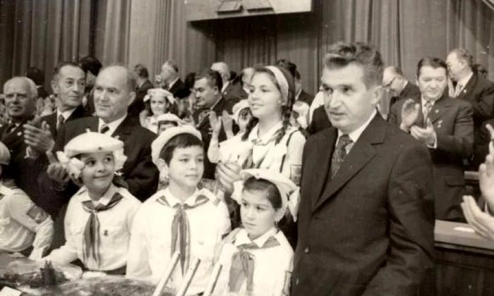 Amintiri din Epoca de Aur: uniforma de pionier, carnetul de note, Porumbelul Păcii jpeg