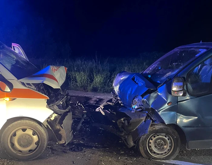 Ambulanță implicată într-un accident în Bistrița-Năsăud. Șoferul ambulanței și pasagera lui au fost răniți