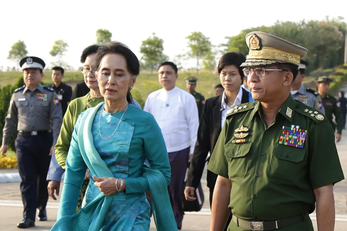 Aung San Suu Kyi alaturi de generalul Min Aung Hlaing, omul care şi-a însuşit puterea în Myanmar FOTO EPA-EFE
