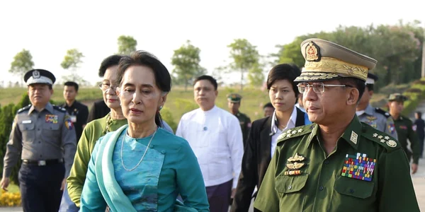 Aung San Suu Kyi alatur de generalul Min Aung Hlaing FOTO EPA-EFE