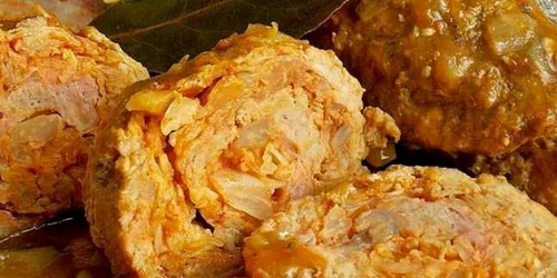 Masa de Crăciun. Rulada de porc umplută cu varză în sos de ciuperci