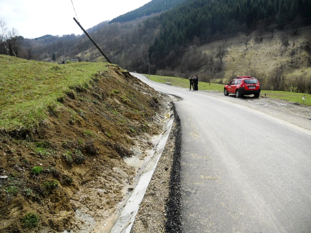 Ploile din ultimele zile au cauzat alunecări de teren FOTO: Adevărul