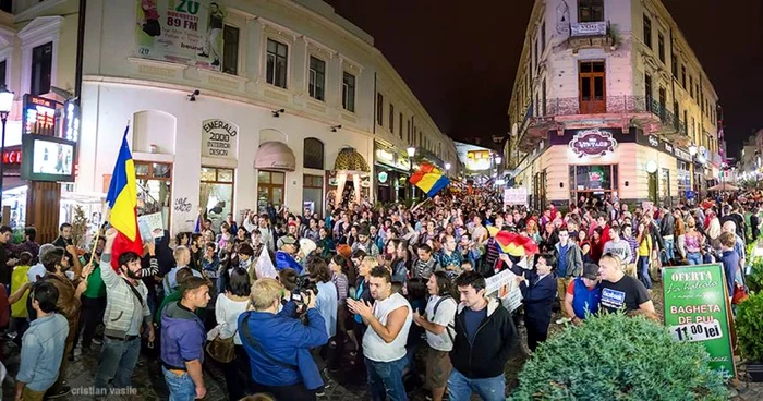 În cea de-a treisprezecea zi de protest faţă de proiectul de exploatare minieră de la Roşia Montană manifestanţii au trecut prin Centrul Istoric FOTO Cristian Vasile