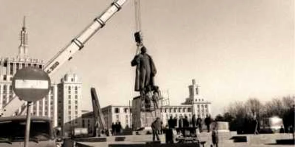 Unul dintre momentele de glorie  ale lui Gheorghe Gavrilescu:  demontarea statuii lui Lenin 