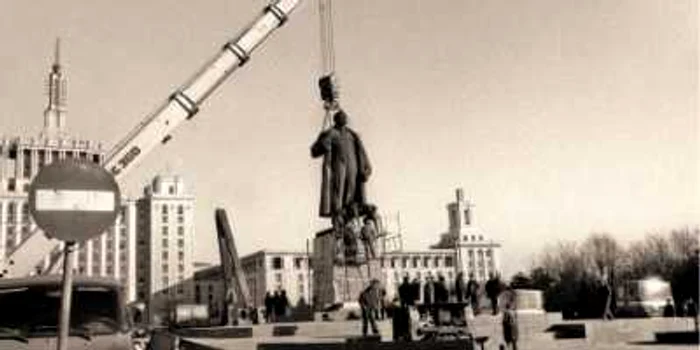Unul dintre momentele de glorie ale lui Gheorghe Gavrilescu: demontarea statuii lui Lenin