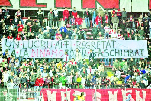 Galeria contestă conducerea pentru transferurile slabe din ultimul timp şi face referire la faptul că spiritul de luptă al „câinilor roşii” a dispărut de când Borcea conduce clubul