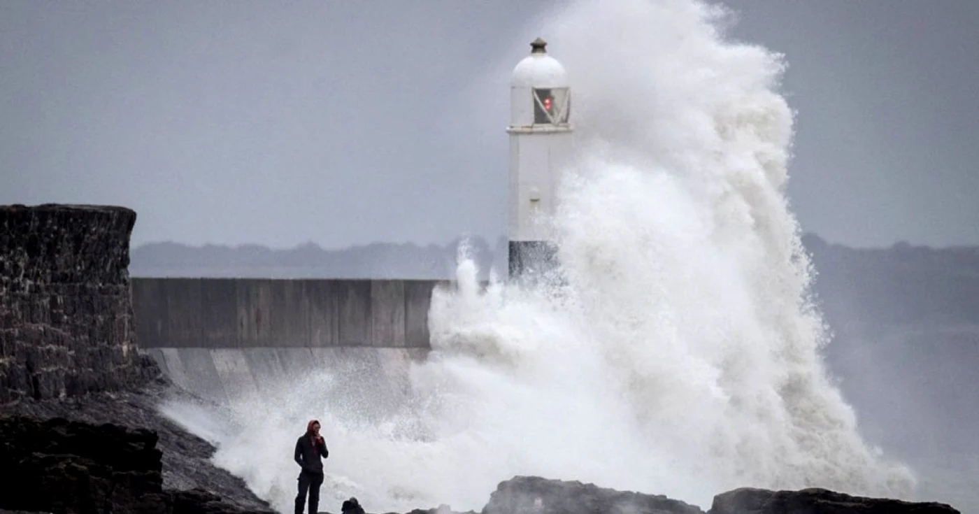 Valuri uriaşe provocate de furtuna Helene lovesc ţărmul în Porthcawl Wales Marea Britanie FOTO Guliver / Getty Images / Matt Cardy